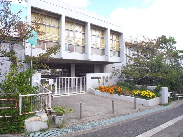 小学校　芦屋市立朝日ケ丘小学校（小学校）まで393m