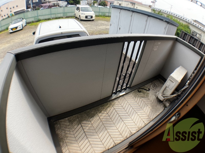 バルコニー　バルコニーは洗濯物を干すのに十分な広さがありますね。