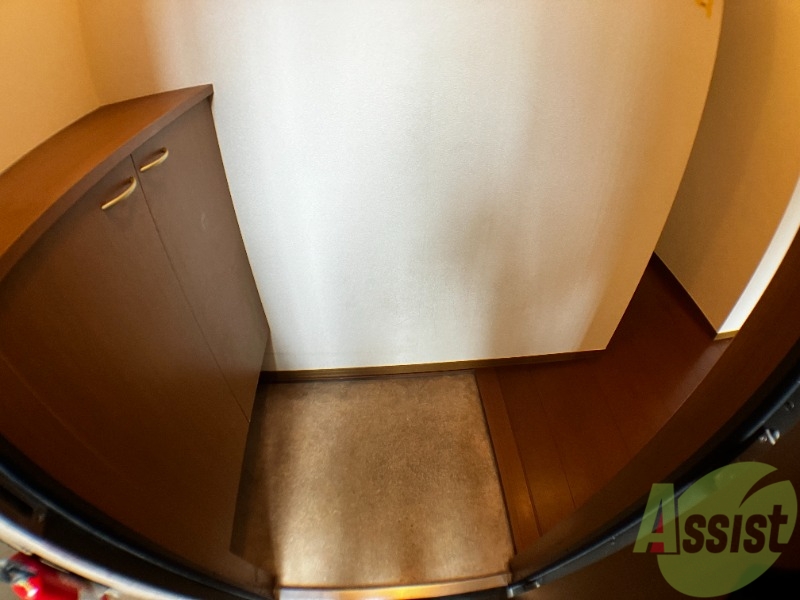 玄関　玄関からの様子です。すぐ部屋が見えないのは安心ですね。