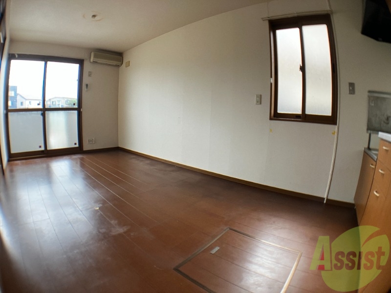 居室・リビング　１０帖のＬＤＫです。広々としてきれいですね。