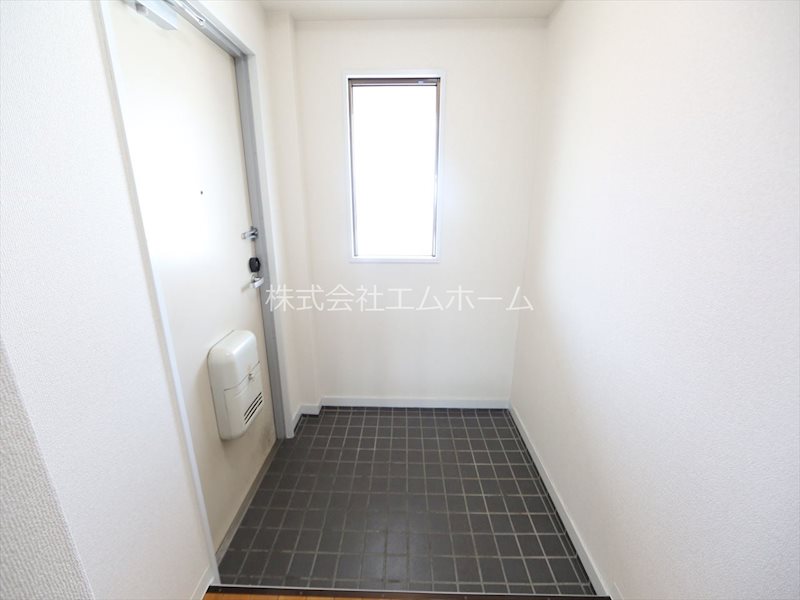 玄関　玄関　窓があり明るく光が差します