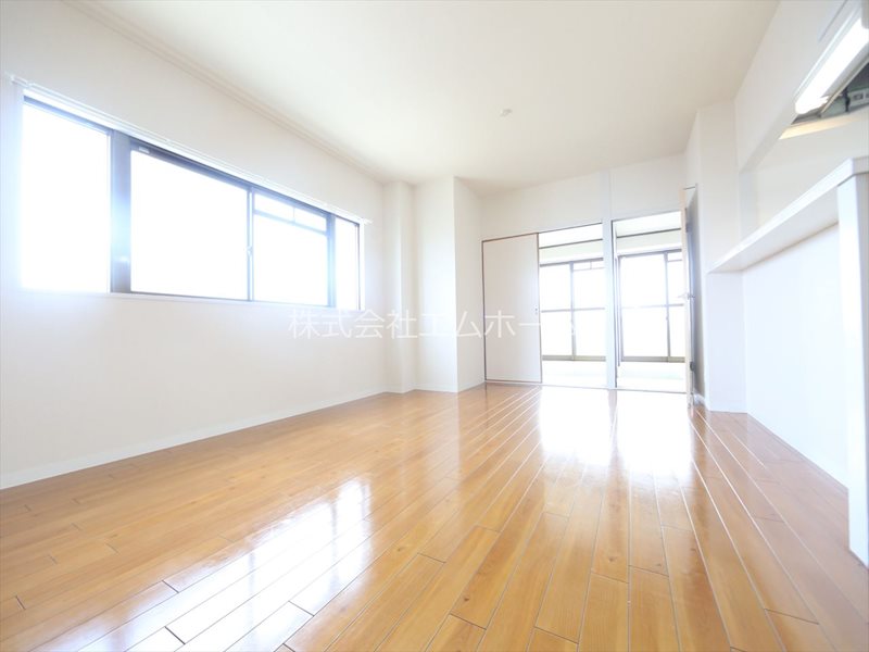 居室・リビング　ＬＤＫ14帖　南東角部屋　窓付（換気良好）