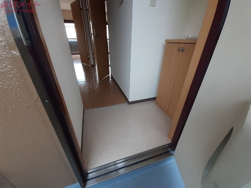 玄関　同物件別部屋のお写真です。