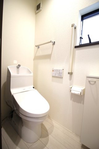 トイレ　1階のトイレ！白で統一された清潔感のある空間です！