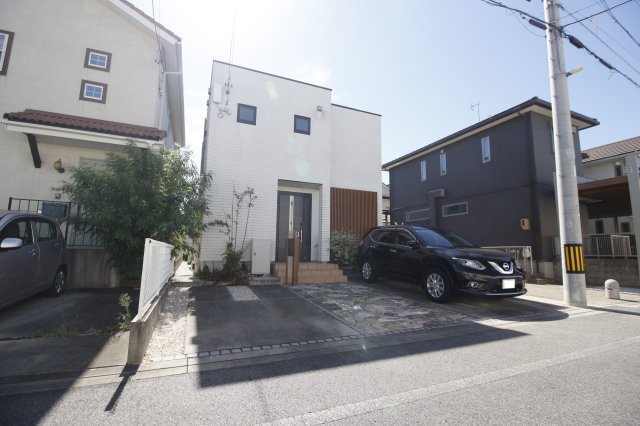 建物外観　お隣さんとの距離もあり、ゆっくりとおうち時間を過ごせそうです