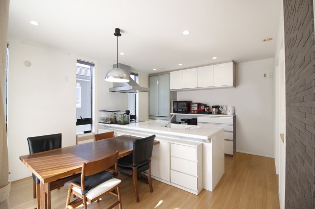 居室・リビング　家族との時間が増えるダイニングキッチン！日当たりのいい温かな