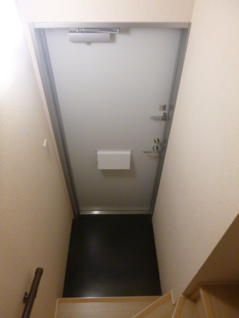 玄関　玄関を開けるとすぐ階段です。