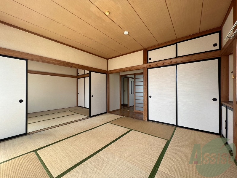 居室・リビング　陽当たり良好で広々とした８帖の和室です。