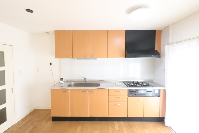 キッチン　３口ガステーブル、換気扇新品です