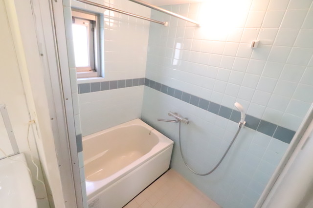 バス・シャワールーム　窓付浴室