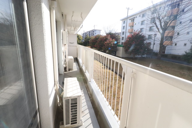 バルコニー　南向き、ゆったりバルコニーが心地よく陽を受けます