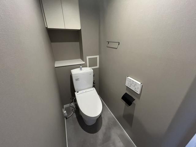 トイレ　落ち着いた色調のトイレです