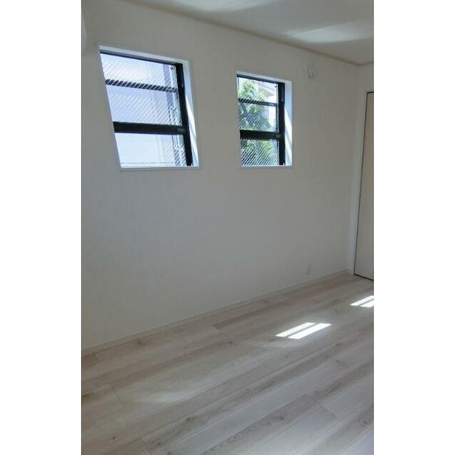 居室・リビング　白い木目調のフローリング♪（１階はテラス）