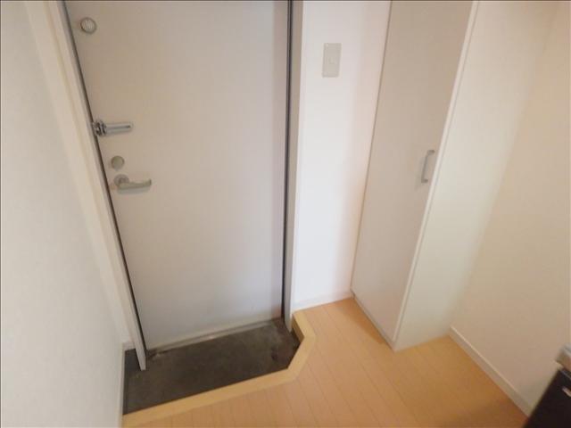 玄関　背の高い下駄箱つきです。