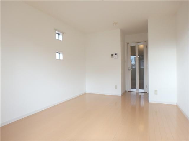 居室・リビング　８帖の洋室です。角部屋で小さい窓もついています。