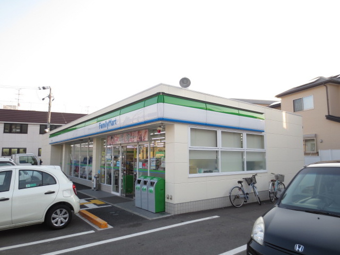 コンビニ　ファミリーマート（コンビニ）まで650m