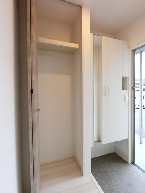 玄関　鏡付きシューズボックスと収納スペース