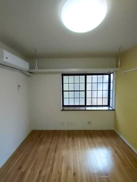 居室・リビング　出窓がある明るい洋室