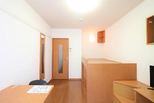 居室・リビング　１Ｆはフローリング仕様・２Ｆは絨毯仕様になります。