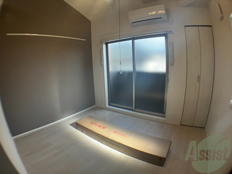 居室・リビング　白を基調とした綺麗なお部屋ですね。日当たりも良好です