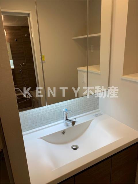 洗面設備　明るい洗面所です