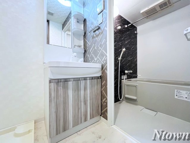 洗面設備　独立洗面台あり、毎朝おしゃれに忙しい女性の方におすすめです