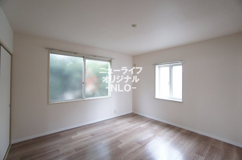 その他部屋・スペース　洋室7.7帖　2面採光で明るく開放感があります！