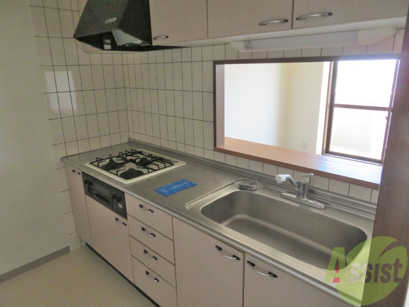 キッチン　３口のコンロが付いていてお料理が楽しみですね～。