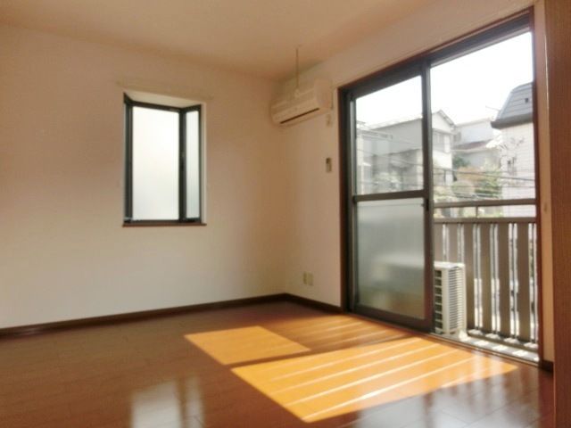 居室・リビング　２面採光で明るい洋室