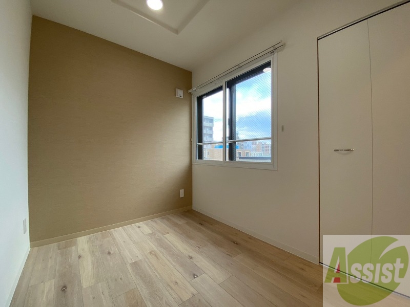 その他部屋・スペース　寝室はこちらです。光が差し込む、温かみのあるお部屋です。