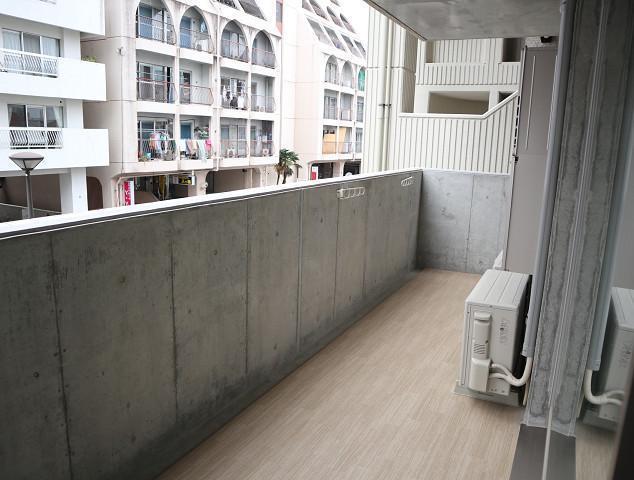 バルコニー　201号室モデルです。床・建具の色合いは異なります。