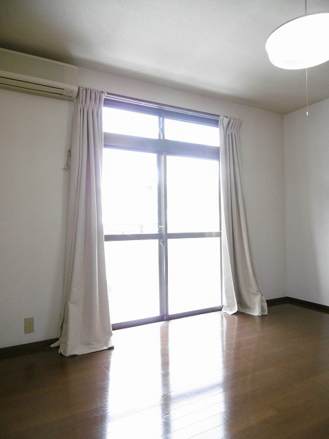 居室・リビング　写真は203号室です（参考）