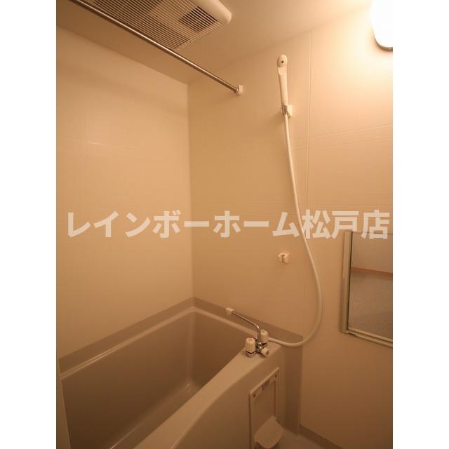 バス・シャワールーム　コンパクトで使いやすいお風呂です