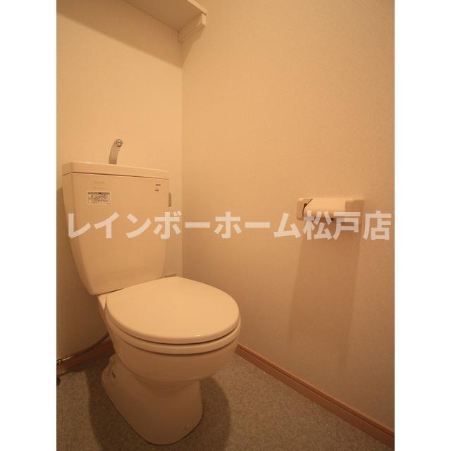 トイレ　落ち着いた色調のトイレです