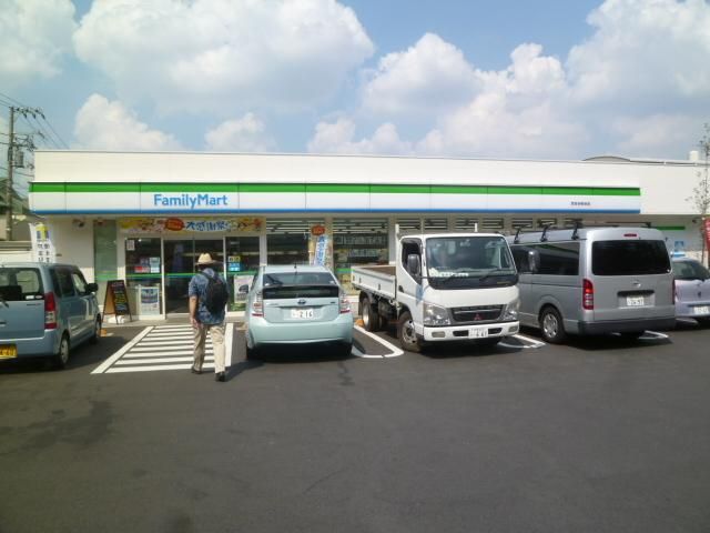 コンビニ　ファミリーマート（コンビニ）まで500m