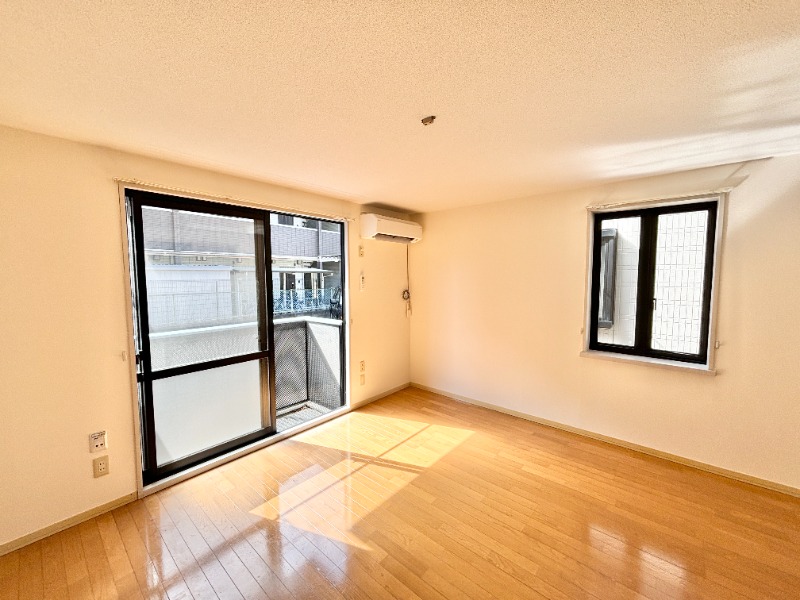 居室・リビング　※別号室の写真となります。