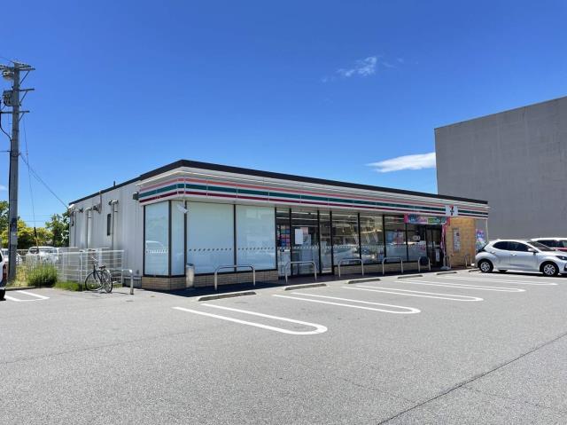 コンビニ　セブンイレブン（コンビニ）まで243m