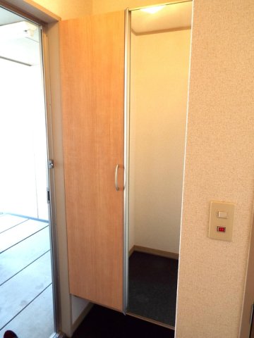 玄関　玄関(全身鏡付き)