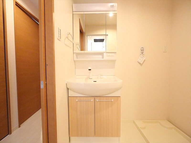 洗面設備　脱衣所　独立洗面台（シャンプードレッサー付）収納スペース有