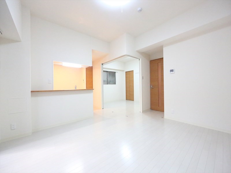 居室・リビング　ＬＤＫ13.6帖　カウンターキッチン　バルコニー