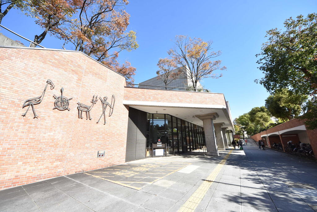 図書館　神戸市立中央図書館（図書館）まで382m