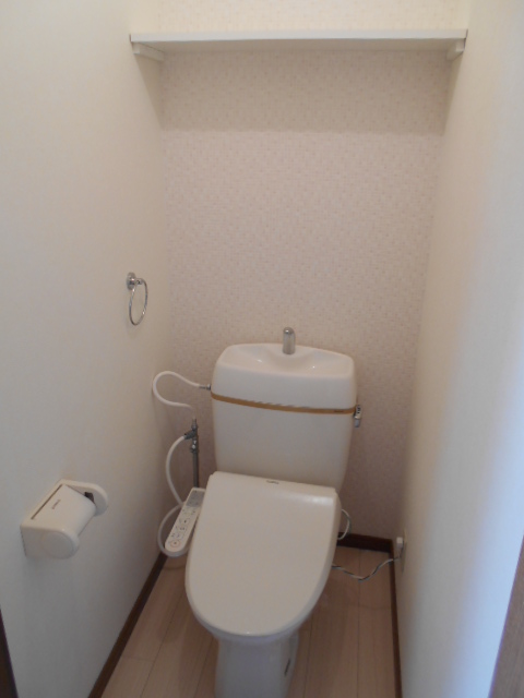 トイレ　温水洗浄便座完備・小物収納棚有り