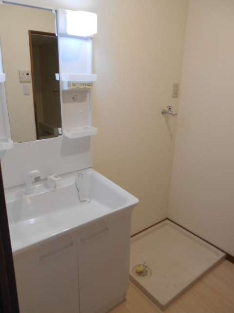 洗面設備　シャワー付洗面化粧台（照明付）・屋内洗濯機置場完備