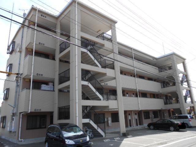 建物外観　建物玄関側（北面）を北東方向より撮影