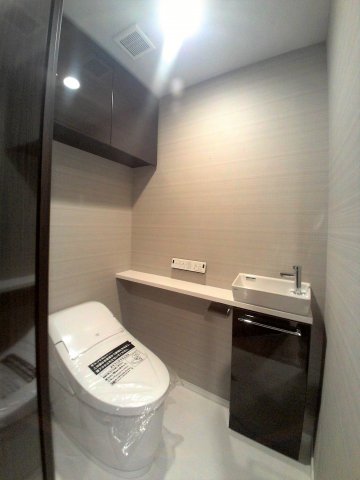 トイレ　手洗い付きタンクレストイレ【プライマルシティ神楽坂】