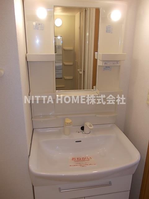 洗面設備　シャワー付きの洗面化粧台もありますよ♪