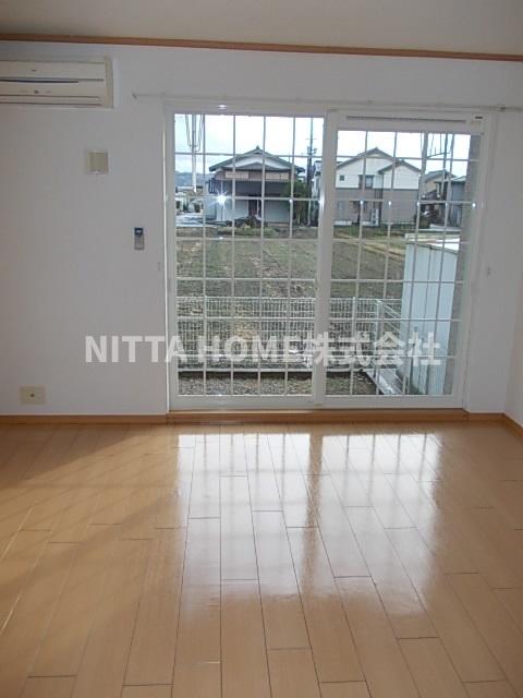 居室・リビング　６帖の洋室になります★