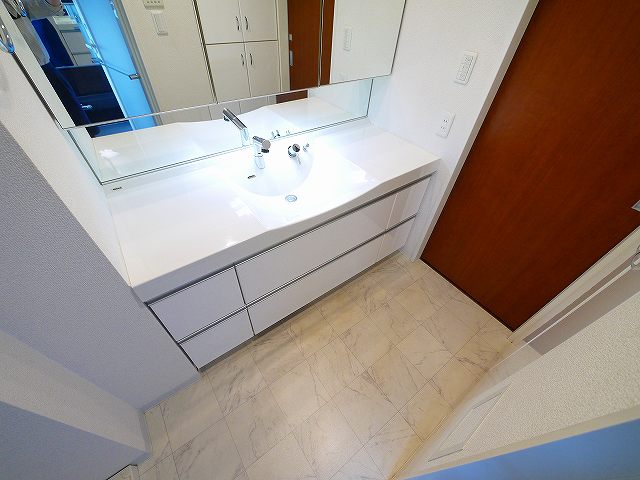 洗面設備　明るい洗面所です