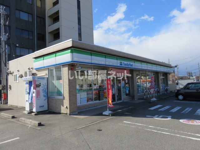 コンビニ　ファミリーマート 砺波市役所前店（コンビニ）まで907m