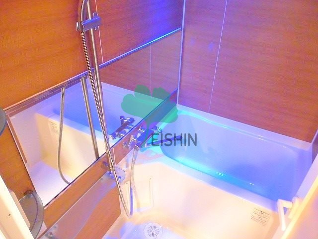 バス・シャワールーム　ＬＥＤのついた浴室です